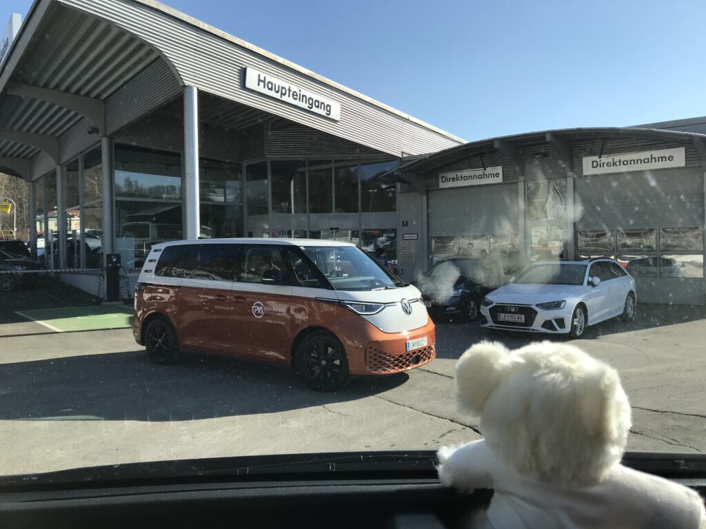 Der neue Bully von Volkswagen verlässt mit unserem Fahrgast das Firmengelände